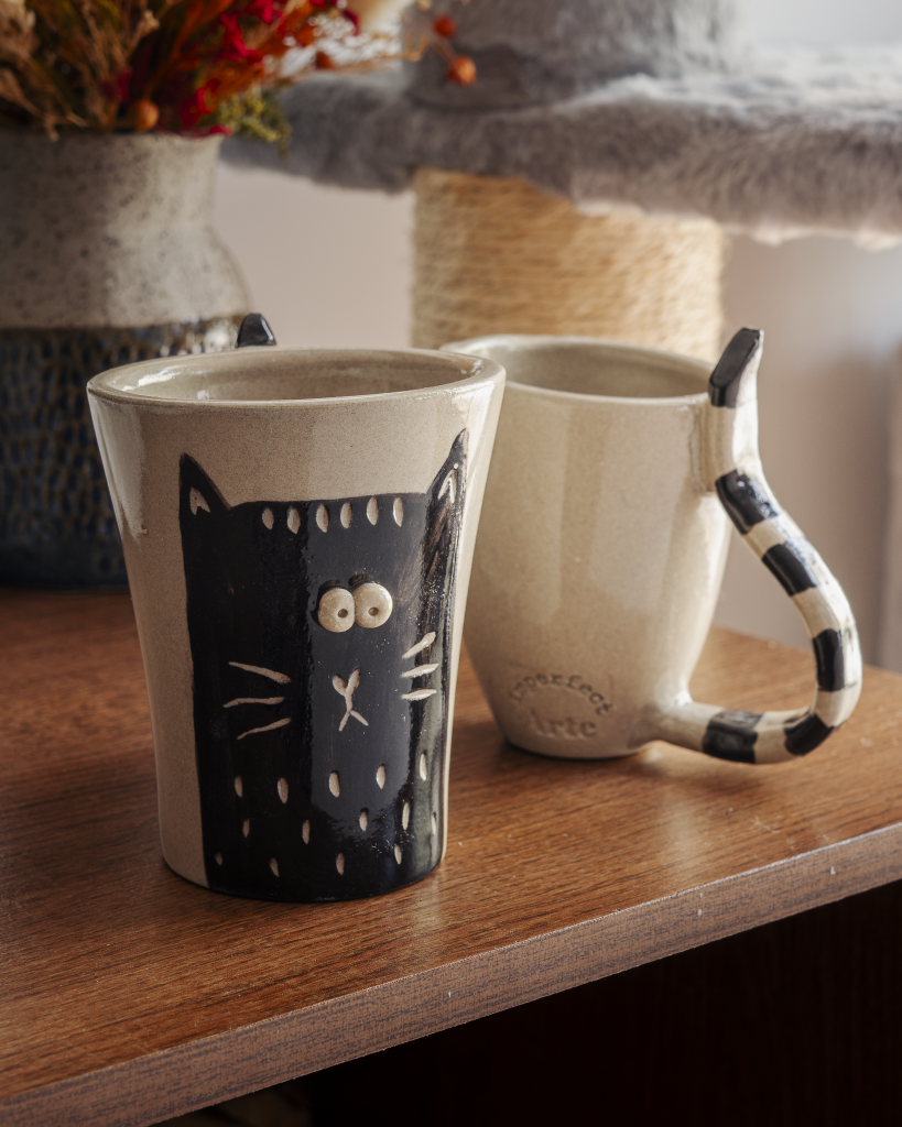 Taza de gato con cola