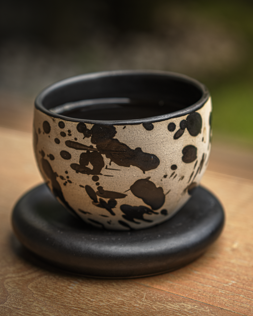 Taza con puntos negros
