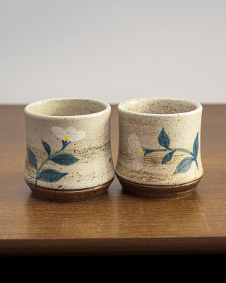 Taza rústica con flor blanca