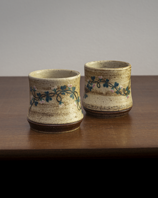 Taza rústica con flores pequeñas