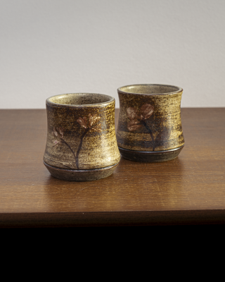 Taza rústica marrón y flor rosada