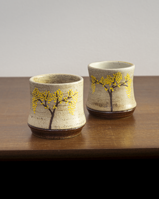 Taza rústica con marrón y flor amarilla