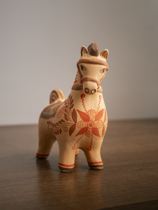 Caballo de cerámica pintado a mano