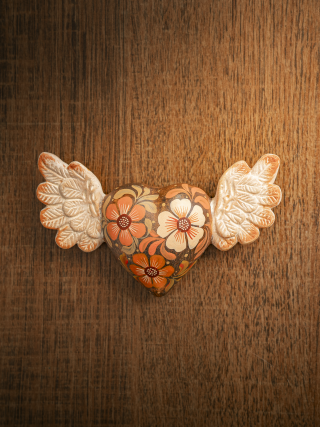 Corazón mini con alas pintado a mano con flores variadas