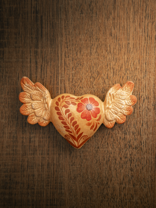 Corazón mini con alas pintado a mano con una flor