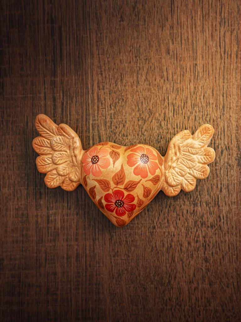 Corazón mini con alas pintado a mano con tres flores naranja