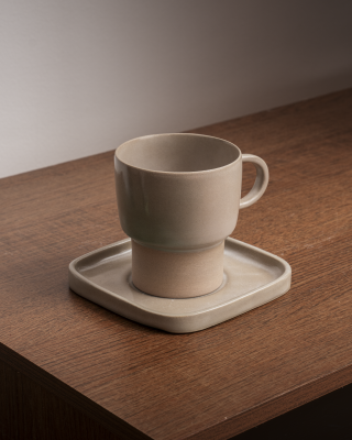 Taza large gris y beige con plato cuadrado