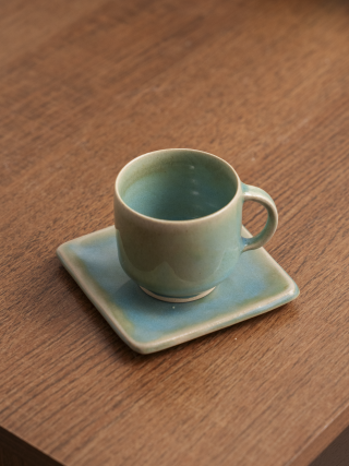 Taza small turquesa con plato cuadrado