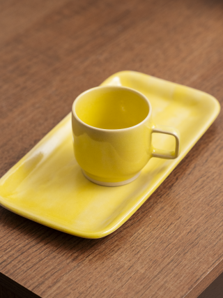 Taza small amarilla con plato rectangular