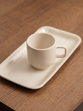 Taza small beige con plato rectangular