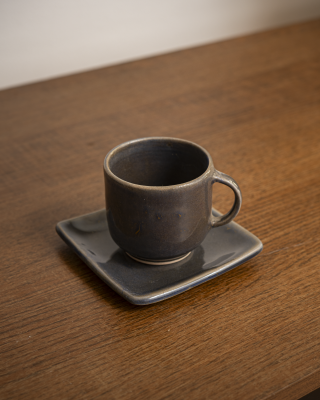 Taza small morada con plato cuadrado